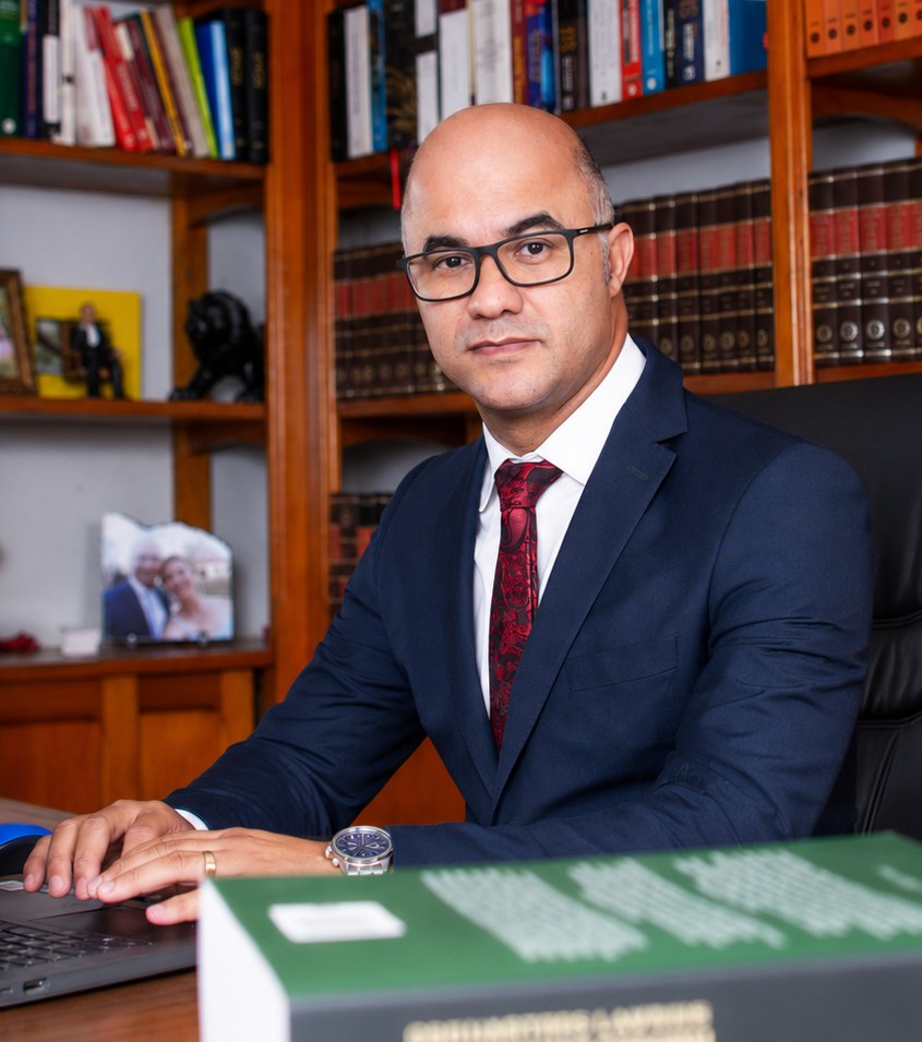 Foto profissional do advogado responsável